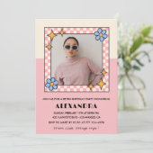 33e verjaardag uitnodiging Retro Groovy Pink Flowe (Staand voorkant)