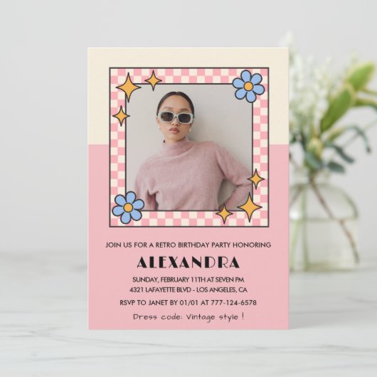 33e verjaardag uitnodiging Retro Groovy Pink Flowe (Staand voorkant)