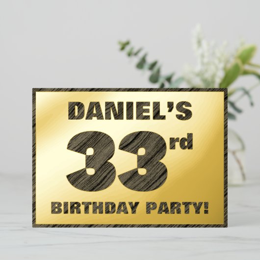 33e verjaardagsfeest — Krachtige, namaak-houtstruc Folie Uitnodiging (Staand Voorkant)