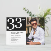 33e verjaardagsuitnodiging Foto Black White Mannen Kaart (Staand voorkant)