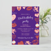 33e verjaardagsuitnodiging Paarse Schattigee engel Kaart (Staand voorkant)