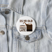 35 jaar oud met chocolade ronde button 7,6 cm (In situ)