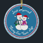 35e Jubileum Gift Fun Sneeuwpaar Kerstmis Keramisch Ornament<br><div class="desc">Ons feestelijke sneeuwkoppel is gekleed voor koud weer in hun pattereerde sjaals, coördinerende wanten en rode kerstmuts. Leuke "Just Married"-boodschap, ongeacht hoe lang je familie of vrienden zijn getrouwd. Voeg hun namen en de datum van het jubileumjaar toe om een perfecte herinnering te maken die het jubileumpaar nog jaren zal...</div>