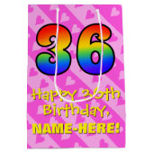 36e verjaardag: vuurroze hartstrepen; regenboog 36 medium cadeauzakje (Achterkant)
