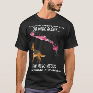 37 Een vrouw kan niet overleven op alleen wijn Ze  T-shirt
