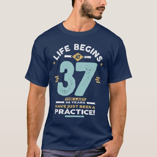 37e verjaardag - Het leven begint op 37 T-shirt (Voorkant)