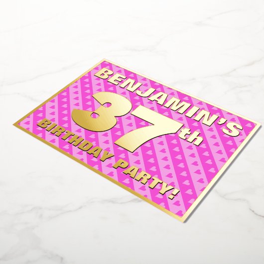 37e verjaardagsfeest — Leuke roze harten en strepe Folie Uitnodiging (Gedraaid)