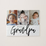 3 aangepaste foto's We houden van je opa puzzel ca Legpuzzel<br><div class="desc">Vier opa met een aangepaste foto puzzel met drie favoriete familie momenten en de oprechte boodschap "We houden van je,  opa." Een doordacht en interactief souvenir cadeau voor Vaderdag,  verjaardagen of gewoon omdat.</div>