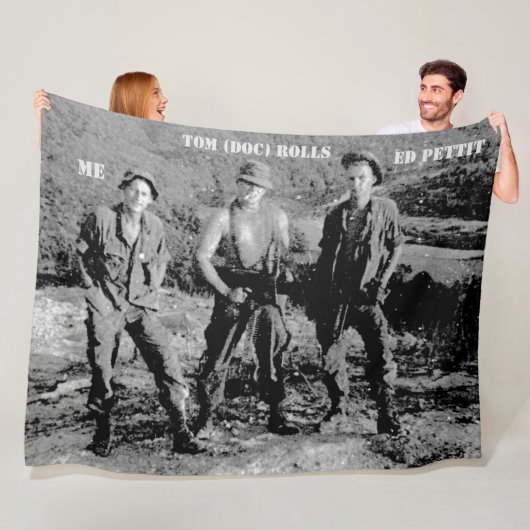 3 AMIGOS, VIETNAM 1968 FLEECE DEKEN (In situ)