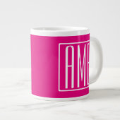 3 Beginletter Monogram | Wit Op Heet Roze Grote Koffiekop (Voorkant rechts)