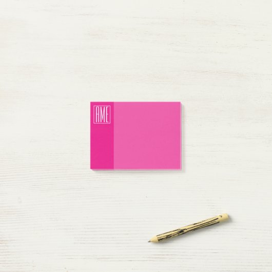 3 Beginletter Monogram | Wit Op Heet Roze Post-it® Notes (Op bureau)