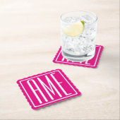 3 Beginletters Monogram | Wit Op Heet Roze Kartonnen Onderzetters (Insitu)
