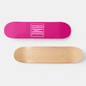 3 Beginletters Monogram | Wit Op Heet Roze Persoonlijk Skateboard (Horizontaal)
