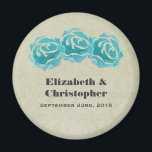 3 Blauwgroen Waterverf Rozen op Tan Damask Wedding Magneet<br><div class="desc">Een gepersonaliseerde trouwmagneet. Met een eenvoudige trio van blauwgroen rozen geschilderd met waterverven. Achtergrond is een getand vodderpatroon. Personaliseer je naam en trouwdatum.</div>