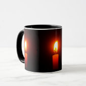 3 BRANDENDE RODE KAARSEN OP COFFEMOK MOK (Voorkant links)