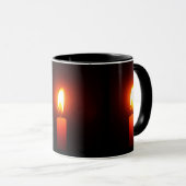 3 BRANDENDE RODE KAARSEN OP COFFEMOK MOK (Voorkant rechts)