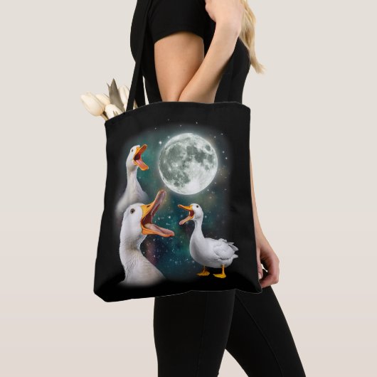 3 Eenden Huilen Naar De Maan Grappige Rare Vervloe Tote Bag (Dichtbij)
