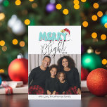 3 Familiefoto Retro Vrolijk en Helder Kerstmis Feestdagenkaart<br><div class="desc">Dit feestelijke Merry & Bright-ontwerp is gemaakt met een leuk modern scriptlettertype en mijn met de hand geletterde bloklettertype in een retro jaren 80-stijl in lichtblauw en rood afgewerkt met mijn handgeschilderde kerstmuts met hulst en bessen om uw familiefoto te laten schitteren als de ster. Voeg je familienaam en aangepaste...</div>