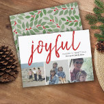 3 Foto collage - Joyful Season's Greetings Berry Feestdagenkaart<br><div class="desc">De schaduw van groene botanische bladeren met koraalrode bessen - Een griezelig ontwerp met een 3 fotocollage op de voorkant en een modern eucalyptustakpatroon op de achterkant. De groet is een grote feestelijke doopvont die modern en bijtend is. Pas dit aan met 3 foto's en familienaam.</div>