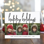 3 Foto Collage Minimale zwarte witte - Happy Feestdagenkaart<br><div class="desc">Een vrolijke en heldere vakantiegroet met een rustige doopvont van de manuscriptkalligrafie. Een moderne middeleeuwse geest met een geometrisch patroon op de rug. Dit niet-traditionele ontwerp is een nieuwe aanpak die je familiefoto's laat zien.</div>