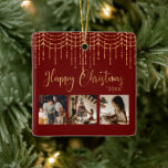 3 Foto collage Rustic Garland Lichten keramisch Keramisch Ornament<br><div class="desc">'Gelukkig Kerstfeest' in mooi faux gouden script op een rode achtergrond. Vervang foto's met 3 van je favoriete foto's. Goudfaux snaarlichten/lantaarns hangen naar beneden. Verander het jaar en wat een mooi ornament. Elegant. Zo simpel,  maar toch chic.</div>