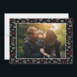 3 foto Elegant geschilderd Holly | Peace Love Zwar Feestdagenkaart<br><div class="desc">Deze stijlvolle kerstfotokaarten zijn voorzien van drie fotosjablonen - twee aan de voorkant en een gecentreerd aan de achterkant. Het kleurenblok gecentreerd op de voorkant (weergegeven in zwart) kan worden aangepast aan elke kleur die u wilt. Ontwerpelementen zijn onder andere moderne typografie lezen, "Peace & Love" en twee hulstbessen en...</div>