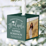 3 Foto Gefeliciteerd Modern Afstuderen Green Decoratie<br><div class="desc">Herdenking van de prestatie van de afgestudeerde met een aangepast 3-foto-afstuderen-kerstversiering. Afbeeldingen en formuleringen in deze sjabloon zijn eenvoudig aan te passen. (AFBEELDING PLACEMENT TIP: Een gemakkelijke manier om een foto precies te centreren hoe u wilt is het te bebouwen alvorens aan de website van Zazzle te uploaden.) Neem elke...</div>