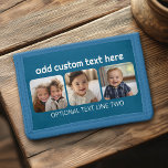 3 Fotocollage met trendy bounce script - blauw Drievoud Portemonnee<br><div class="desc">Gebruik vierkante bijgesneden foto's voor het beste resultaat. Deze 3 foto moderne grid met een collage en afgeronde hoeken. Voeg je favoriete afbeeldingen toe aan deze filmstrip voor een leuke geheugenhouder. Een artistieke manier om uw beste foto's te delen.</div>