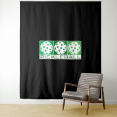 3 Groene Pickleballs op wit Wandkleed (In situ)