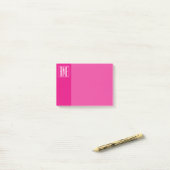 3 Initialen Monogram | Wit op warmroze Post-it® Notes (Op bureau)