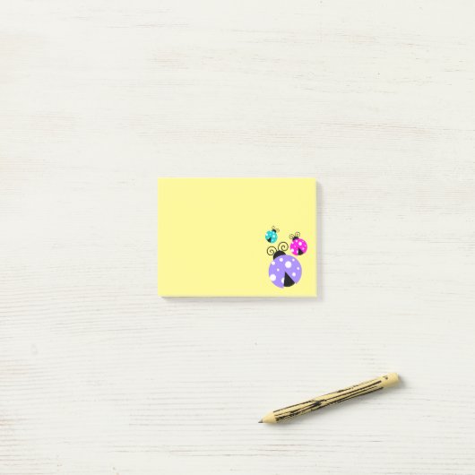 3 Ladybugs in Paarse roze en blauw Post-it® Notes (Op bureau)