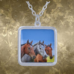 3 Paardenkop Sterling Silver Plated Ketting<br><div class="desc">Vier kracht,  gratie en vrijheid met dit prachtige zilverkleurige ketting met drie gedetailleerde paardenhoofden. Een perfect stuk voor paardenliefhebbers en hippische liefhebbers. Elegant maar toch gedurfd,  dit ketting voegt een vleugje rustieke charme en persoonlijke betekenis toe aan elke outfit. Geweldig als een geschenk of persoonlijke herinnering.</div>