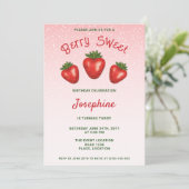 3 rode aardbeien op roze bessen zoete verjaardag kaart (Staand voorkant)