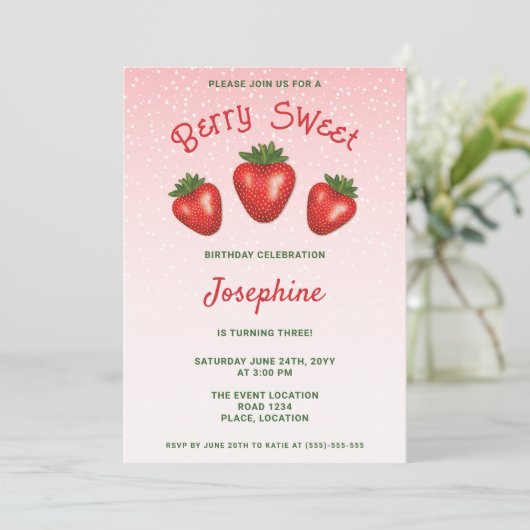 3 rode aardbeien op roze bessen zoete verjaardag kaart (Staand voorkant)