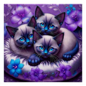 3 Siamese Kittens Paarse Bloemen Zilveren Kussen Perfect Poster (Voorkant)