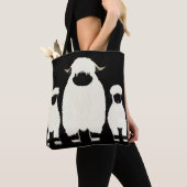 3 Valais Black Nose Sheep op rij Tote Bag (Dichtbij)