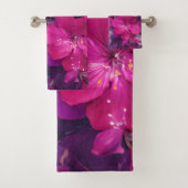 3D Floral Fuchsia & Purple Marble Art Coverage Bad Handdoek (Insitu)
