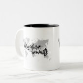 3D Letters Adventure wacht op Quote Tweekleurige Koffiemok (Voorkant links)