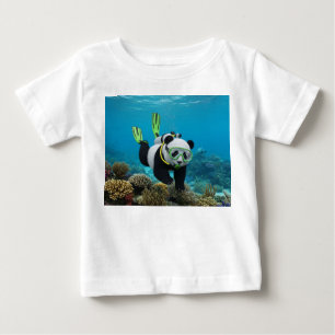 3D Pandabeer Zwemt Onderwater Rif