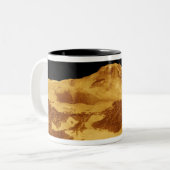 3D Perspectief Uitzicht van Maat Mons op Venus Tweekleurige Koffiemok (Voorkant links)