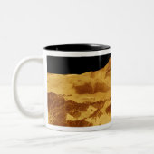 3D Perspectief Uitzicht van Maat Mons op Venus Tweekleurige Koffiemok (Links)