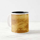 3D Perspectief Uitzicht van Sapas Mons op Venus Tweekleurige Koffiemok (Voorkant links)
