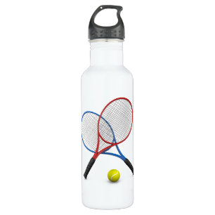 3Dred- en blauwe tennisrackets met tennisbal. Waterfles
