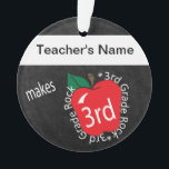 3e graad 🍎 leraren | Chalkboard Ornament<br><div class="desc">Mijn leraar maakt 3rd Grade Rock | Chalkboard gestileerd Ornament met een rode appel die u kunt personaliseren. Beschikbare design - K tot 4 graden. 🥇 EEN ORIGINEEL KOPYRIGHT ART ONTWERP VAN Donna Siegrist ALLEEN BESCHIKBAAR OP ZAZZLE! ✔ OPMERKING: ALLEEN DE NOODZAKELIJKE SJABLOON WIJZIGEN! 😀 Indien nodig, kunt u sommige...</div>