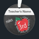 3e graad 🍎 leraren | Chalkboard Ornament<br><div class="desc">Mijn leraar maakt 3rd Grade Rock | Chalkboard gestileerd Ornament met een rode appel die u kunt personaliseren. Beschikbare design - K tot 4 graden. 🥇 EEN ORIGINEEL KOPYRIGHT ART ONTWERP VAN Donna Siegrist ALLEEN BESCHIKBAAR OP ZAZZLE! ✔ OPMERKING: ALLEEN DE NOODZAKELIJKE SJABLOON WIJZIGEN! 😀 Indien nodig, kunt u sommige...</div>