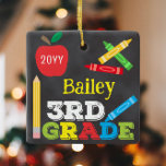 3e klas Keepsake Chalkboard Kleurrijke Kinder Foto Keramisch Ornament<br><div class="desc">3rd Grade foto ornament ontwerp beschikt over een appel, een liniaal, krijtjes en vet, kleurrijke leuke typografie! Klik op de aanpassingsknop voor meer opti2ndr die de tekst wijzigt! Variaties van dit ontwerp, extra kleuren en coördinerende producten zijn beschikbaar in onze winkel, zazzle.com/store/doodlelulu. Neem contact met ons op als u dit...</div>