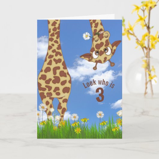 3e verjaardag giraffe in gras kaart (Gele Bloem)