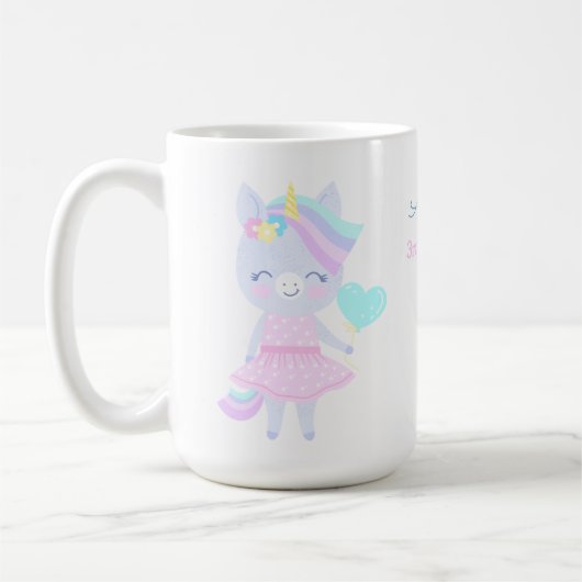 3e verjaardag mok met een grappige eenhoorn. (Links)