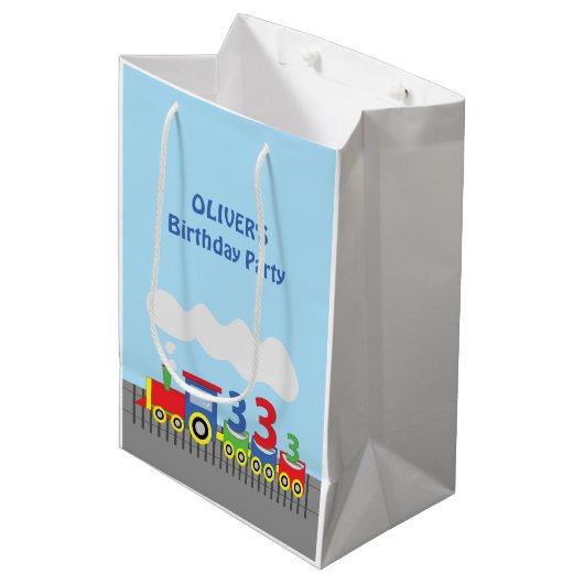 3e Verjaardag Trein Personaliseer Naam Medium Cadeauzakje (Voorkant Gekanteld)