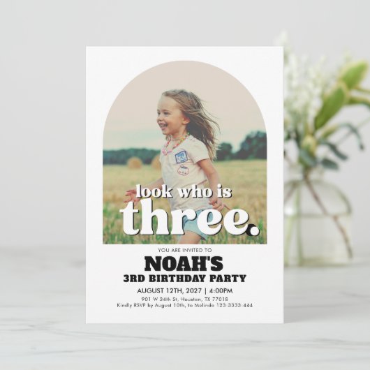 3e verjaardag uitnodiging Kijk wie er drie is (Staand voorkant)
